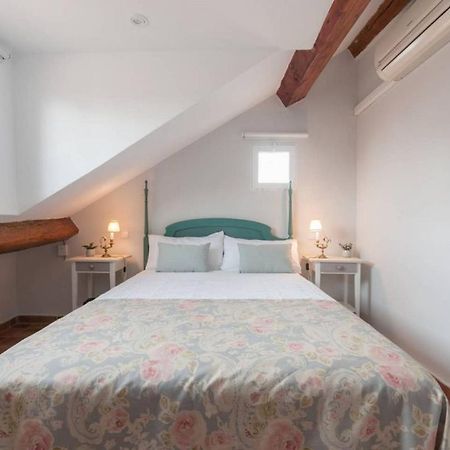 Cozy One-Bedroom Penthhouse La Latina มาดริด ภายนอก รูปภาพ